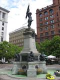 Monument à la mémoire de Paul de Chomedey, sieur de Maisonneuve. Vue latérale