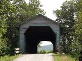 Pont couvert de Saint-Anaclet-de-Lessard. Vue avant