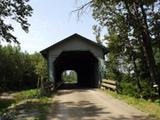 Pont couvert de Saint-Anaclet-de-Lessard. Vue générale