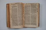 Livre (Sacros concilium Tridentinum : additis declarationibus cardinalium, ex ultima recognitione Ioannis Gallemart : et citationibus Ioan. Sotealli & Horatii Lucii : necnon remissionibus P. Augustini Barbosae. Quibus recens accreverunt utilissimae additiones Balthasaris Andreae I. C. Caefaraugustani, cum decisionibus variis Rotae romanae eodem spectantibus, è bibliotheca D). Intérieur de l'imprimé et signature de Pierre-Joseph-Olivier Chauveau