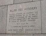 Plaque de l'Allée des Huissiers. Vue avant