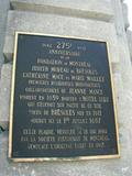 Plaque du 275e anniversaire de la fondation de Montréal. Vue avant