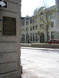 Plaque du 275e anniversaire de la fondation de Montréal. Vue d'ensemble