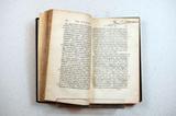 Livre (M. Tullii Ciceronis opera ad optimas editiones collata : praemittitur vita ex Plutarchi graeco latine reddita, cum notitia literaria accedunt indices, studiis societatis bipontinae (Tome II)). Intérieur de l'imprimé et signature de Pierre-Joseph-Olivier Chauveau
