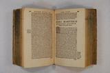 Livre (De rebus oceanicis et novo orbe, decades tres, Petri Martyris ab Angleria Mediolanensis : item eiusdem, De Babylonica legatione, libri III : et item De rebus Aethiopicis, Indicîs, Lusitanicis & Hispanicis : opuscula quedá historica doctissima, quae hodiè non facilè alibì reperiuntur, Damiani a Goes equitis lusitani : quae omnia sequens pagina latiùs demonstrat cum duplici locupletissimo indice). Intérieur de l'imprimé