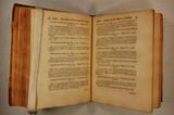 Livre (Traité de la loi des fiefs : qui a toujours été suivie en Canada depuis son établissement, tirée de celle contenue en la Coûtume de la Prévôté et Vicomté de Paris, à laquelle les Fiefs et Seigneuries de cette Province sont assujettis, en vertu de leurs titres primitifs de Concession, et des Edits, Reglemens (sic), Ordonnances et Déclarations de sa Majesté tres Chrétienne, rendus en conséquence; et des diferens Jugemens d'Intendans rendus à cet égard, en vertu de la Loi des fiefs, et des dits Edits, Reglemens, Ordonnances et Declarations, Traité utile à tous les Seigneurs de cette Province, tant nouveaux qu'anciens Sujets, aux juges et au Receveur-général des Droits de sa majesté). Intérieur de l'imprimé