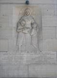Plaque de la première école de Montréal. Vue d'ensemble