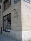 Plaque de la première école de Montréal. Vue d'ensemble