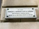 Plaque de la première école privée ouverte par François La Bernarde. Vue avant