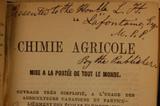 Livre (La chimie agricole mise à la portée de tout le monde : ouvrage très simplifié à l'usage des agriculteurs canadiens et particulièrement des écoles élémentaires). Signature