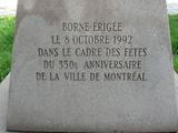 Plaque de la borne érigée pour le 350e anniversaire de la Ville de Montréal. Vue avant