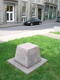 Plaque de la borne érigée pour le 350e anniversaire de la Ville de Montréal. Vue d'ensemble