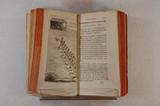 Livre (Histoire de la Louisiane : contenant la découverte de ce vaste pays, sa description géographique, un voyage dans les terres, l'histoire naturelle, les moeurs, coûtumes & religion des naturels, avec leurs origines, deux voyages dans le nord du nouveau Mexique, dont un jusqu'à la mer du Sud, ornée de deux cartes & de 40 planches en taille douce (Tome I)). Intérieur de l'imprimé avec illustration