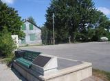 Plaque du site de la scierie. Vue d'ensemble