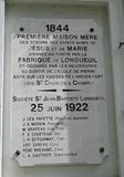 Plaque de la première maison mère des Soeurs des Saints Noms de Jésus et de Marie. Vue avant