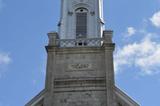 Église de la Sainte-Trinité. Vue de détail, pierre millésimée