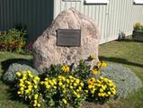 Plaque en  hommage aux fondateurs. Vue d'ensemble