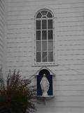 Église de Saint-Eugène. Vue de détail - fenêtre et statue de la Vierge
