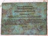 Plaque de la Madone internée. Vue avant