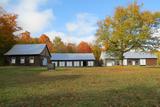 Domaine Beauséjour. Vue vers l'atelier, le garage et la grange-étable