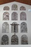 Chapelle de la maison provinciale des Ursulines. Mur du choeur; céramiques de Jordi Bonet et crucifix de Jerzy Jarnuszkiewicz