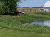 Caveau à légumes. Le bâtiment et son petit lac