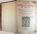 Livre (Treze livres des parlemens de France : esquels est amplement traicté de leur origine et institution, et des presidents, conseillers, gens du roy...). Page de titre avec frontispice