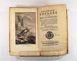 Livre (Nouveaux voyages aux Indes occidentales : contenant une relation des différens peuples qui habitent les environs du grand fleuve Saint-Louis, appelé vulgairement Mississipi, leur religion, leur gouvernement, leurs moeurs, leurs guerres & leur commerce (Tome II)). Page de titre avec signature et frontispice