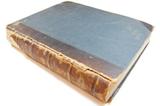 Livre (Troisième voyage de Cook ou Voyage à l'Océan Pacifique, ordonné par le roi d'Angleterre pour faire des découvertes dans l'hémisphère Nord, pour déterminer la position et l'étendue de la côte Ouest de l'Amérique septentrionale, sa distance de l'Asie et résoudre la question du passage du Nord, exécuté sous la direction des capitaines Cook, Clerke et Gore sur les vaisseaux la Résolution et la Découverte, en 1776, 1777, 1778, 1779 et 1780). Extérieur de l'imprimé