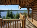 Chalet Antoine-Dubuc. Vue vers la baie d'Alexis depuis la galerie