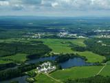 Domaine du Lac-Vert. Le site du lac Vert avec le coeur du village au fond vers le nord . Vue aérienne