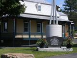 Ancien presbytère de Saint-Nérée-de-Bellechasse. Vue latérale avec monument du centenaire de Saint-Nérée-de-Bellechasse en 1986