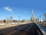 Église de Saint-Henri. Vue générale depuis le pont de la rivière Etchemin