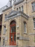 Maison-mère et couvent des Soeurs Notre-Dame-du-Perpétuel-Secours. Détail de l'architecture de l'entrée, d'inspiration néoclassique (ordre dorique: fronton avec métopes et triglyphes)