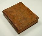 Livre (Voyage historique de l'Amérique méridionale fait par ordre du roi d'Espagne par Don George Juan, commandeur d'Aliaga dans l'ordre de Malthe, et commandant de la Compagnie des gentils-hommes gardes de la marine et par Don Antoine de Ulloa, lieutenant de la même compagnie, tous deux capitaines de haut-bord de l'armée navale du roi d'Espagne, membres des sociétés royales de Londres et de Berlin, & correspondans de l'Académie des sciences de Paris : ouvrage orné des figures, plans et cartes nécessaires et qui contient une histoire des Yncas du Pérou, et les observations astronomiques & physiques, faites pour déterminer la figure et la grandeur de la terre (Tome II)). Extérieur de l'imprimé