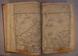 Livre (Primo volume, & Seconda editione delle navigationi et viaggi in molti lvoghi corretta, et ampliata, nella qvale si contengono la descrittione dell'Africa, & del paese del Prete Ianni, con varij viaggi, dalla Città di Lisbona, & dal Mar Rosso à Calicut, & insin' all'isole Molucche, doue nascono le Spetierie, Et la Nauigatione attorno il Mondo : Aggiuntoui di nuouo La Relatione dell'isola Giapan, nuouamente scorperta nella parte di Settentrione. Alcuni Capitoli appartenenti alla Geographia estratti dell' Historia del S. Giouan di Barros Portoghese. Tre Tauole di Geographia in disegno, secondo le Carte da nauigare de Portoghesi, & fra terra secondo gli scrittori che si contengono in questo volume. Un' Indice molto copioso, delle cose di Geographia, costumi, spetierie, & altre cose notabili, che in esso si contengono (Volume I)). Carte