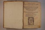 Livre (Terzo volume delle navigationi et viaggi raccolto gia da M. Gio. Battista Ramvsio nel qvale si contengono Le Nauigationi al Mondo Nuovo, à gli Antichi incognito, fatte da Don Christoforo Colombo Genouese, che fu il Primo à scoprirlo à i Re Catholici, detto hora l'Indie occidentali, con gl'acquisti fatti da lui, & accresciuti poi da Fernando Cortese, da Francesco Pizzarro, & altri valorosi Capitani, in diuerse parti delle dette Indie, in nome di Carlo V. imp. Con lo scoprire la gran Città di Temistitan nel Mexico, doue hora è detto la Nvova Spagna, & la gran Prouincia del Perù, Il grandissimo fiume Maragnon, Et altre Città, Regni, & Prouincie. Le Nauigationi fatte dipoi alle dette Indie, poste nella parte verso Maestro Tramontana, dette hora la Nvova Francia, scoperte al Re Christianiss. La prima volta da Bertoni & Normandi, Et dipoi da Giouanni. da Verrazzano Fiorentino, & dal Capitano Iacques Carthier. Si come si legge nelle diuerse Relationi, tradotte da Ramusio di Lingua Spagnuola & Francese nella nostra, & raccolte in questo volume. Con Tauole di Geographia, che dimostrano il sito di diuerse Isole, Città, & Paesi. Et Figure diuerse di Piante, & altre cose à noi incognite. Et con L'Indice copiosissimo di tutte le cose piu notabili in esso contenute (Volume III)). Page de titre