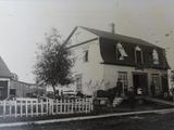 121, rue Principale. Photographie ancienne montrant la boutique du charron qui prenait place à cet endroit. Vue latérale