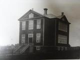 116, rue de la Fabrique. Photographie ancienne prise lors de l'inauguration de l'école en 1916. Vue latérale