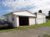 111, route du Fleuve. Garages. Vue latérale