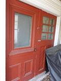 Grange. Détail d'une porte de l'ancienne grange tranformée (possiblement un atelier)
