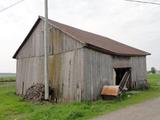 31, 3e Rang Est (avec hangar et bâtiment de ferme). Hangar. Vue avant