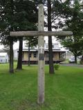 Croix et plaque commémoratives de la chapelle de 1881. Croix de chemin et plaque commémorant le site de la première chapelle construite en 1881. Vue avant