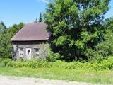 Maison abandonnée et bâtiment de ferme (à la droite de la photo). Vue avant