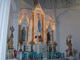 Chapelle de Notre-Dame-de-Lourdes. Vue intérieure avec éclairage de l'autel.