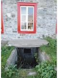 168, route 132 Est. Détail de l'entrée de cave et d'une fenêtre