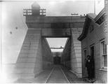 Entrée du pont Victoria, Montréal, QC, / Alfred Walter Roper