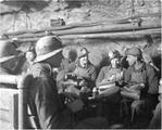 Mineurs dans une salle à manger sous terre