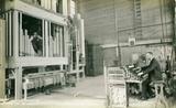 Samuel Casavant à la console dans l'usine Casavant Frères