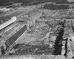 L'emplacement du port est choisi en 1957 et le creusage dans le roc débute en mai 1958.